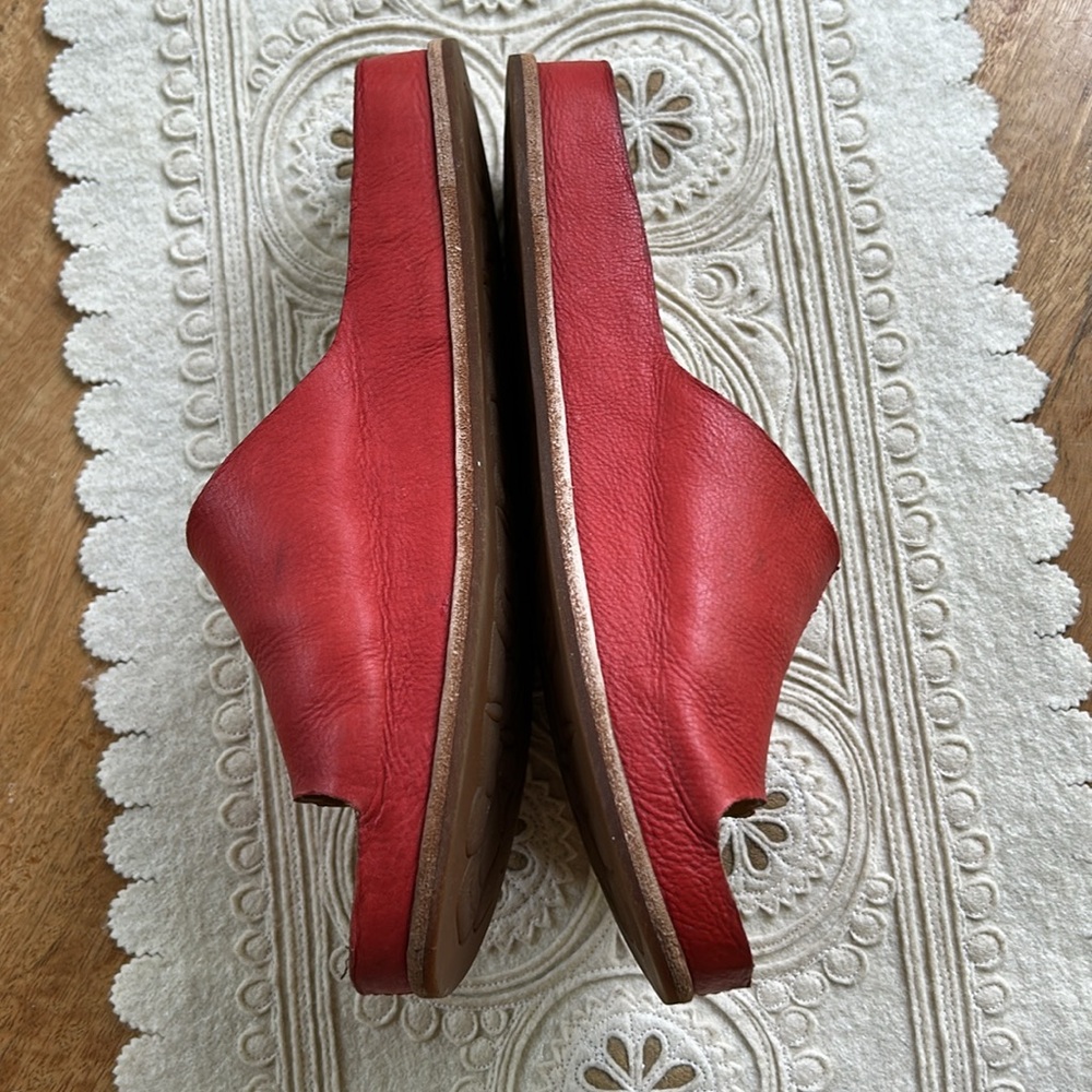 Kork-Ease Red Mules with Crossover Straps - Picture 4 of 10